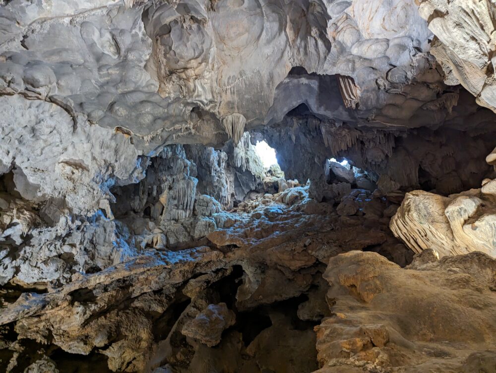 ハロン湾の鍾乳洞を見学して楽しむ３